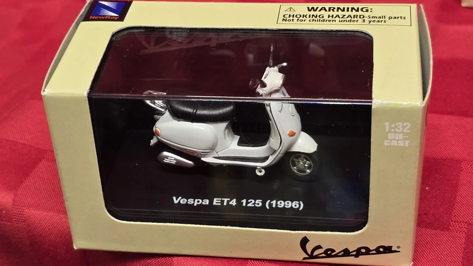 Colección de modelos fundidos a presión Vespa 1:32 - 5 piezas (1946-1996) - NewRay - Paquete original Foto 4 de 4