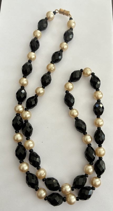 VINTAGE FACETED BLACK BEAD & FAUX PEARL NECKLACE 22 INCH LONG A RETRO CLASSIC