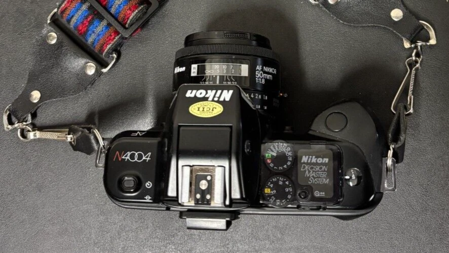 Cámara Nikon N4004 AF 35mm con lente Nikkor af 70-210mm 1:4 y bolsa de cámara Foto 4 de 4