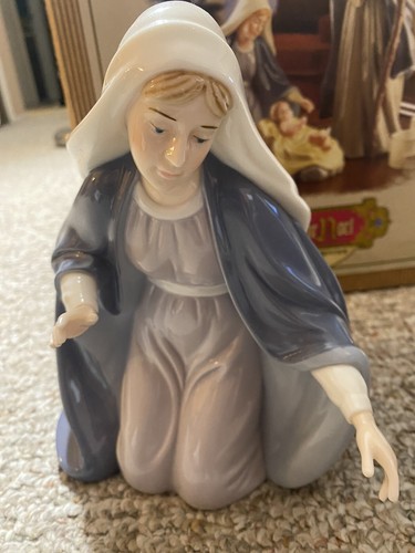 Grandeur Noel Porcelain Holy Family set Collectors Edition 2002 Nativity Set - Picture 11 of 12