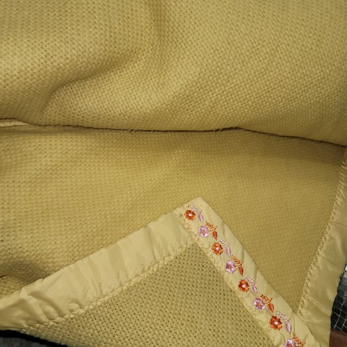 Vtg Full/Queen Thermal Satin Trim Blanket 92"x85" Gold Waffle Weave Embroidered - Picture 2 of 11