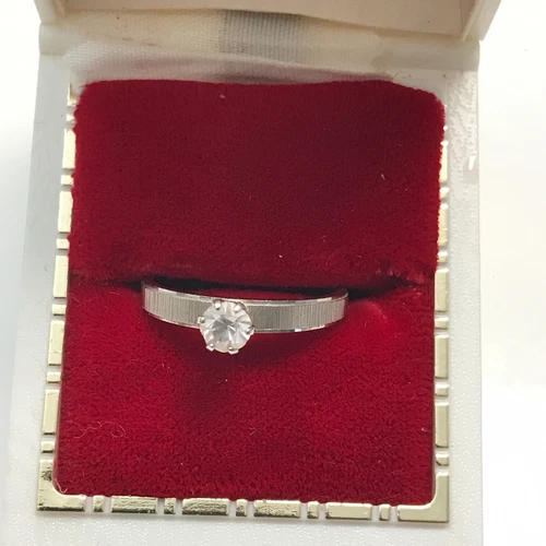 Stamped UNCAS 18KT GOLD HGE Synthetic White Spinel Ring Sz 8