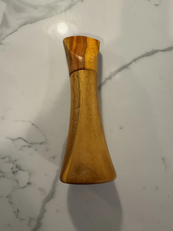 Moinho de pimenta Nambe Contour - Usado - Feito de madeira de acácia e mecanismo de cerâmica - Imagem 2 de 4
