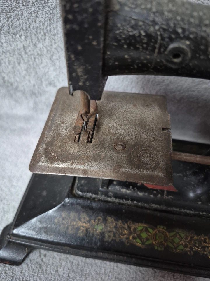 Ancienne machine à coudre enfant en fonte année 1900 JC LP RW Paris BABY - Photo 4/4