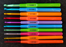 Crochet Hooks Needle Set of 10 Candy Color Ergonomic Grip 2 -7 mm