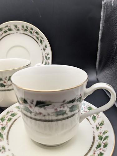 Vintage Royal Limited HOLLY HOLIDAY 3 Tea Coffee Cup & Saucer Sets Gold - Picture 2 of 24