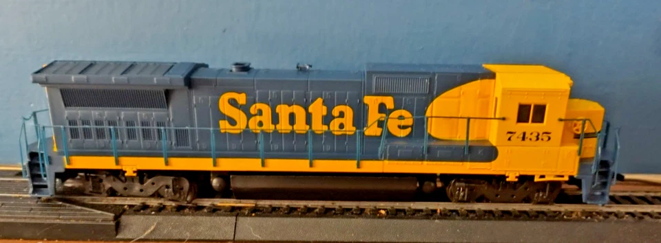 HO Scale Walthers Trainline Santa Fe GE Dash 8 40B No 7435 - Image 4 of 4