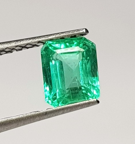 Top Quality Emerald Cut Emerald , 0.99 Carats , Mint Green Color , 6x4.8mm - Picture 4 of 9