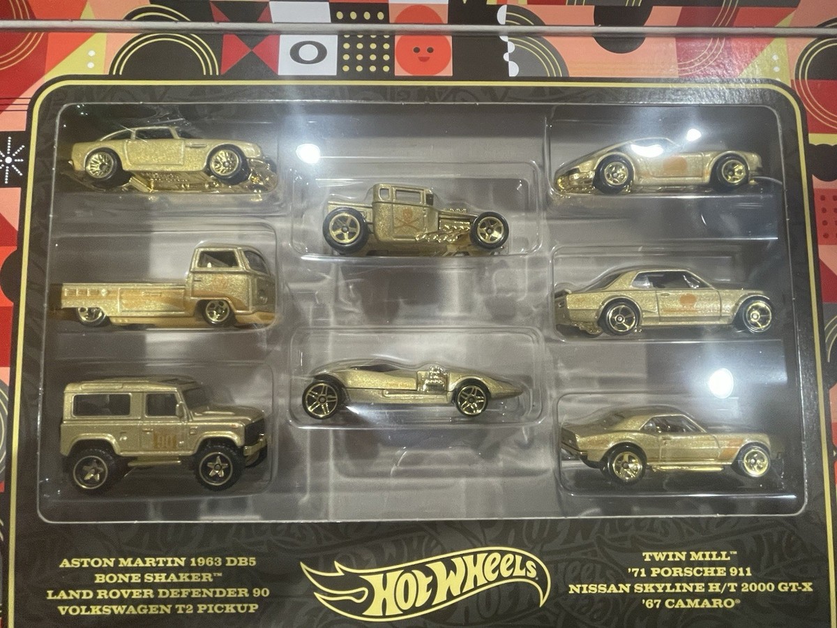 Hot Wheels F.A.O Schwarz 8-Car Diecast Set 1:64 Gold 2022 Aston