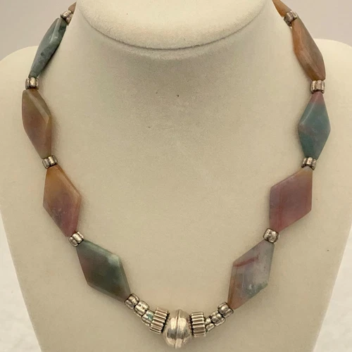 VETEMENTS Collana di perle di vetro triangolo diaspro separatori tono argento chiusura a levetta 16"