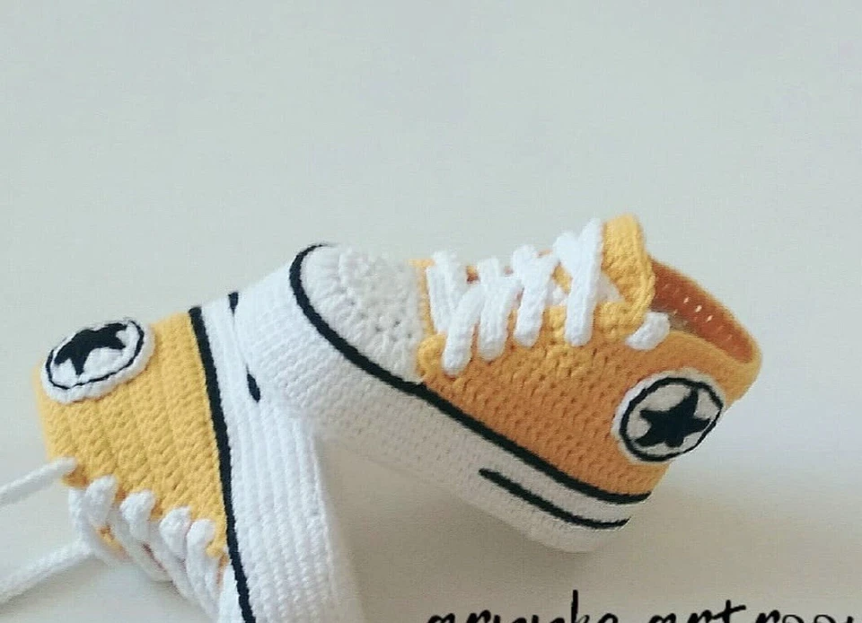 Botines de bebé de ganchillo converse unisex de algodón hechos a mano, regalo de Navidad, regalo de ducha Foto 2 de 4