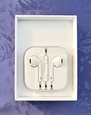 Apple EarPods MD827LL/A with Remote and Microphone and Case - White