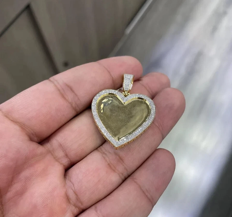 Colgante con dije de memoria de imagen de corazón de moissanita de 2 quilates D/VVS1 enchapado en oro amarillo de 14 quilates Foto 2 de 4