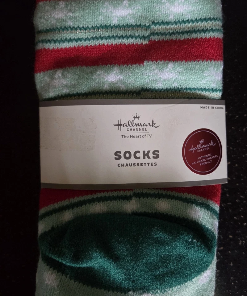 Hallmark Channel 模糊拖鞋袜圣诞节“一年中最舒适的时间” — 第 3/4 张图片