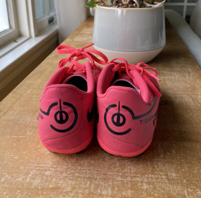 Kids Nike Jr TIEMPO LEGEND 9 Club Soccer Cleats, Hot Pink, Size 6