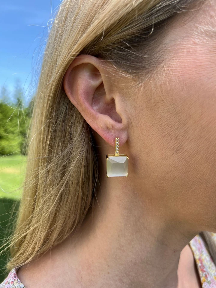 Gold Drop Earrings White Cat's Eye Crystal CZ Rivka Friedman 18K Plated Foto 3 de 4