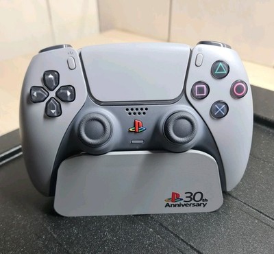  PS5 Wireless Controller 30th Anniversary mit Halterung, TMR Stick