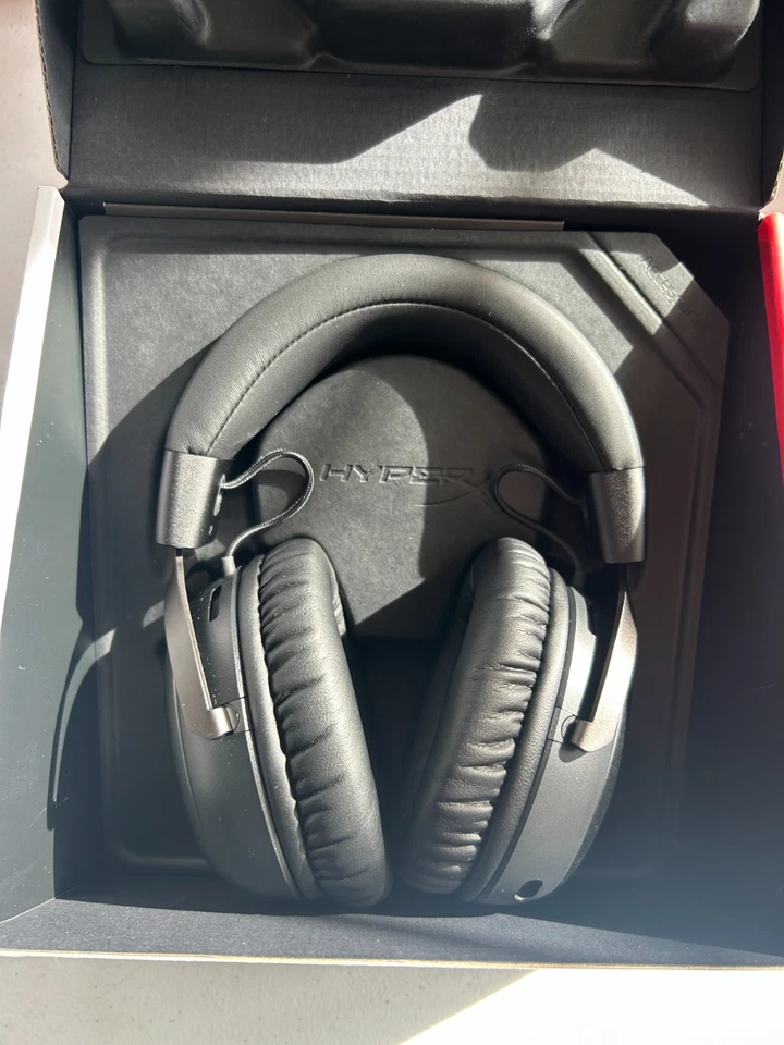HYPERX Cloud III Wireless Gaming Headset - Black, BRAND NEW, DISPLAY ITEM - Image 4 of 4