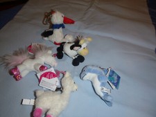 Bunte Plüschtiere als Schlüsselanhänger, Delphin, Kuh, Einhorn, Storch und Lama