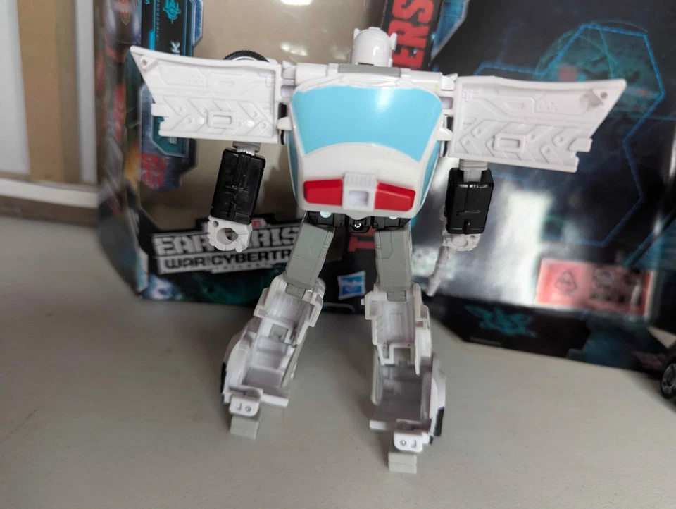 Transformers Earthrise War For Cybertron Bluestreak n Buzzworthy Prowl - Image 3 of 4