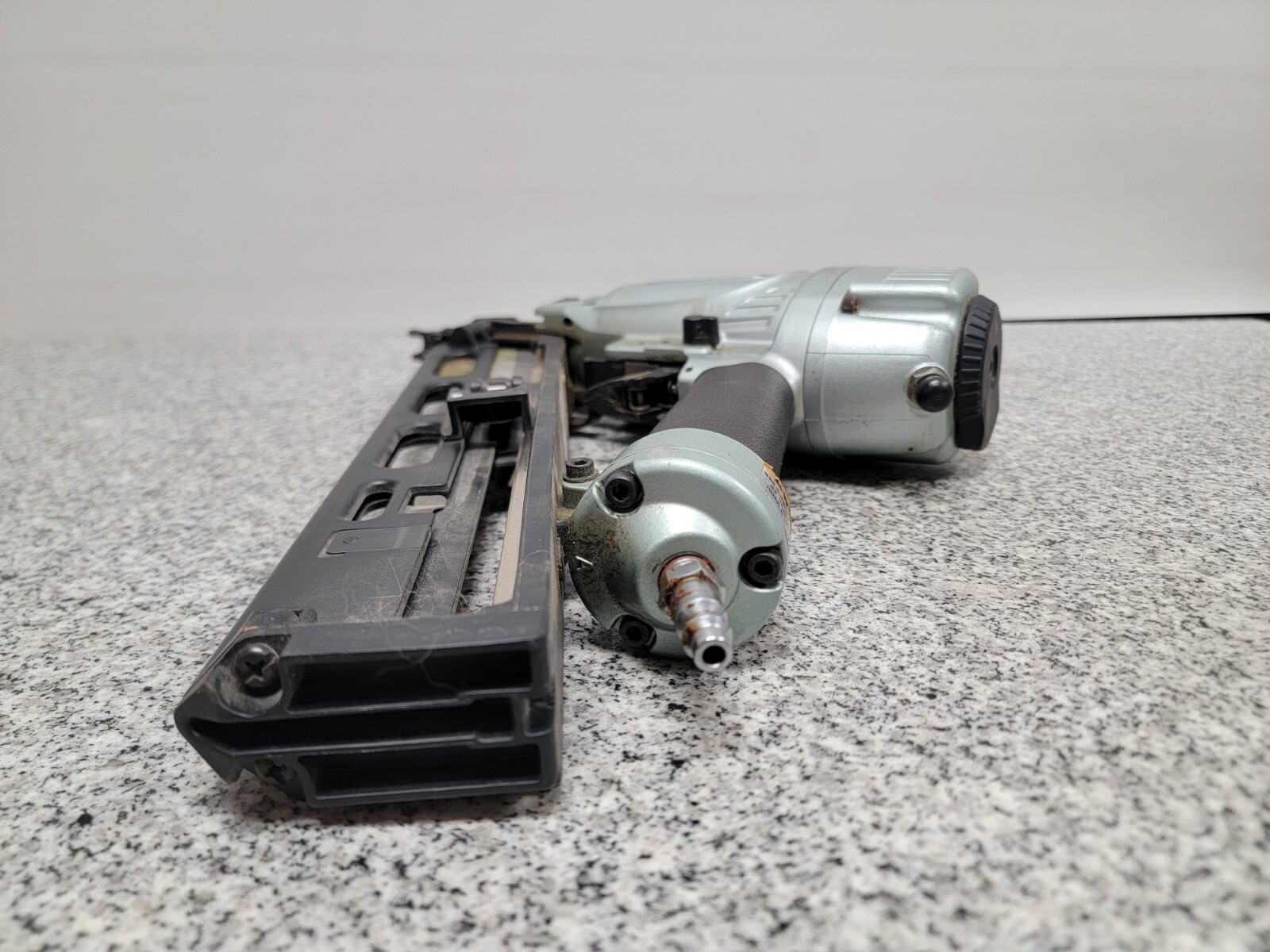 Hitachi NT65MA4S Air Finish Nailer. 15Gauge 11/4 to 21/2" Nails ax