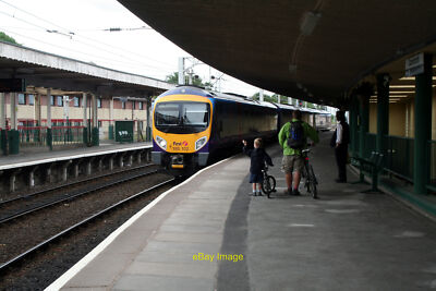 Foto 12x8 Bahnhof Carnforth Ein kleiner Junge winkt dem Fahrer als Trans-Penn um 2010