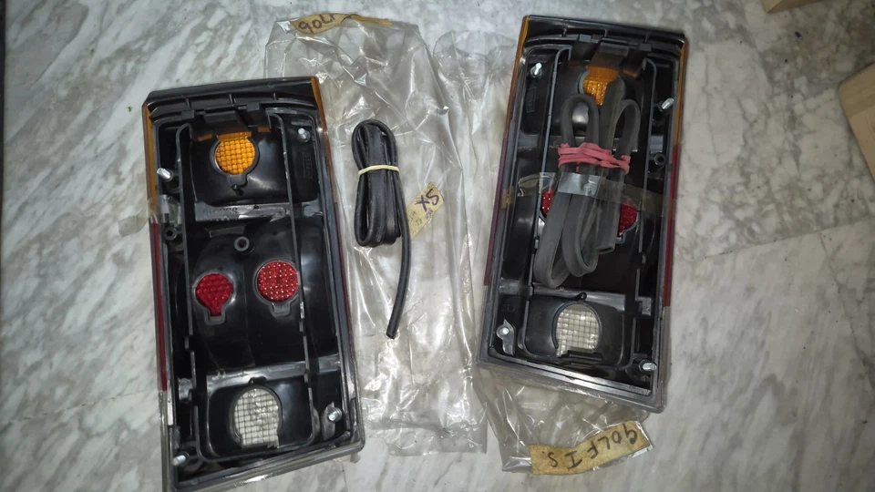 Coppia Fanali Posteriori VW VOLKSWAGEN Golf 1100 Mk1 Originale Nuovi AL Foto 3 de 3