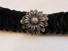 Schwarzes Halsband Collier Samtband Choker elastisch antike Nadel Brosche 800 S
