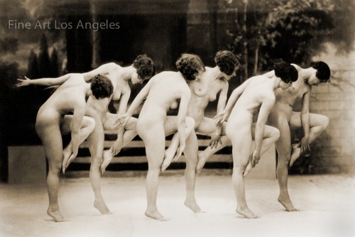 Coreografía grupal de figuras femeninas de Albert Arthur Allen - Imagen 1 de 1