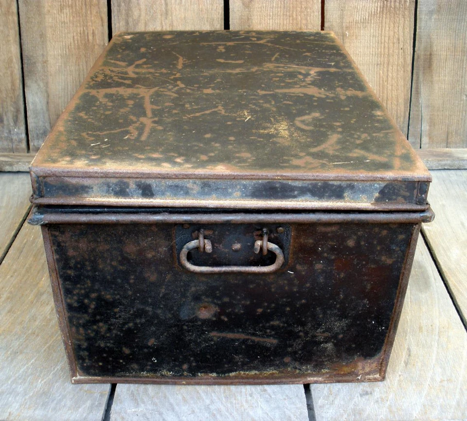Antiguo baúl de metal rústico CHALMERS & TOSH de colección cofre de John Barker Escocia Foto 4 de 4