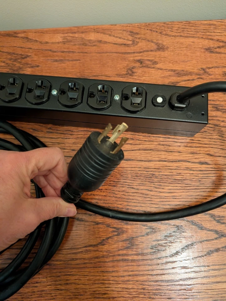 APC AP9564 BASIC RACK PDU RACKMOUNT 10 OUTLET POWER STRIP PLUG 120VAC 16A - Image 2 of 4