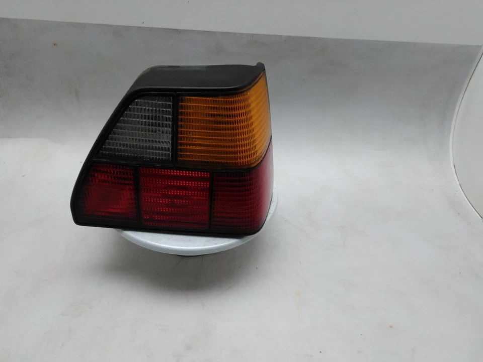 Luz trasera VOLKSWAGEN GOLF O/S 1984-1991 5 puertas hatchback derecha Foto 2 de 4