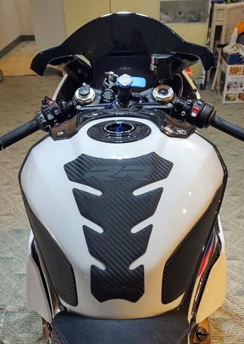 RubbaTech BMW S1000RR rubber tank pad - Value Bundle - Picture 4 of 7