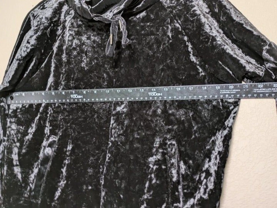 Sudadera con capucha de terciopelo aplastado negro Betsey Johnson Grunge Y2K ropa de salón Foto 3 de 4