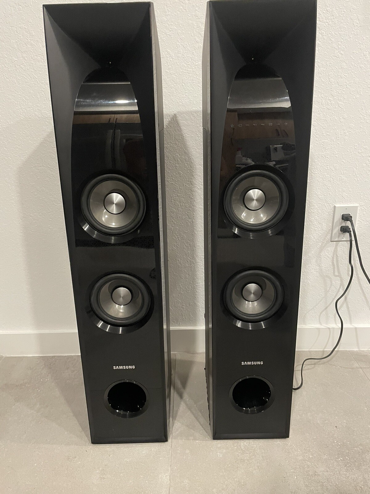 SAMSUNG TWJ5500 Sound Tower Bluetooth/USB/Optical FM Radio(pick Up