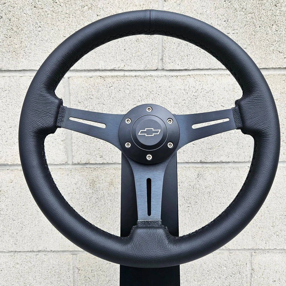 Volante de cuero negro de 14" + adaptador para bocina Chevy 69-94 con licencia Chevy Foto 2 de 4