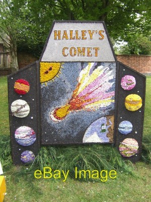 Photo 6x4 Halley's Comet at Etwall Well Dressing 2010 In the lane behind  c2010