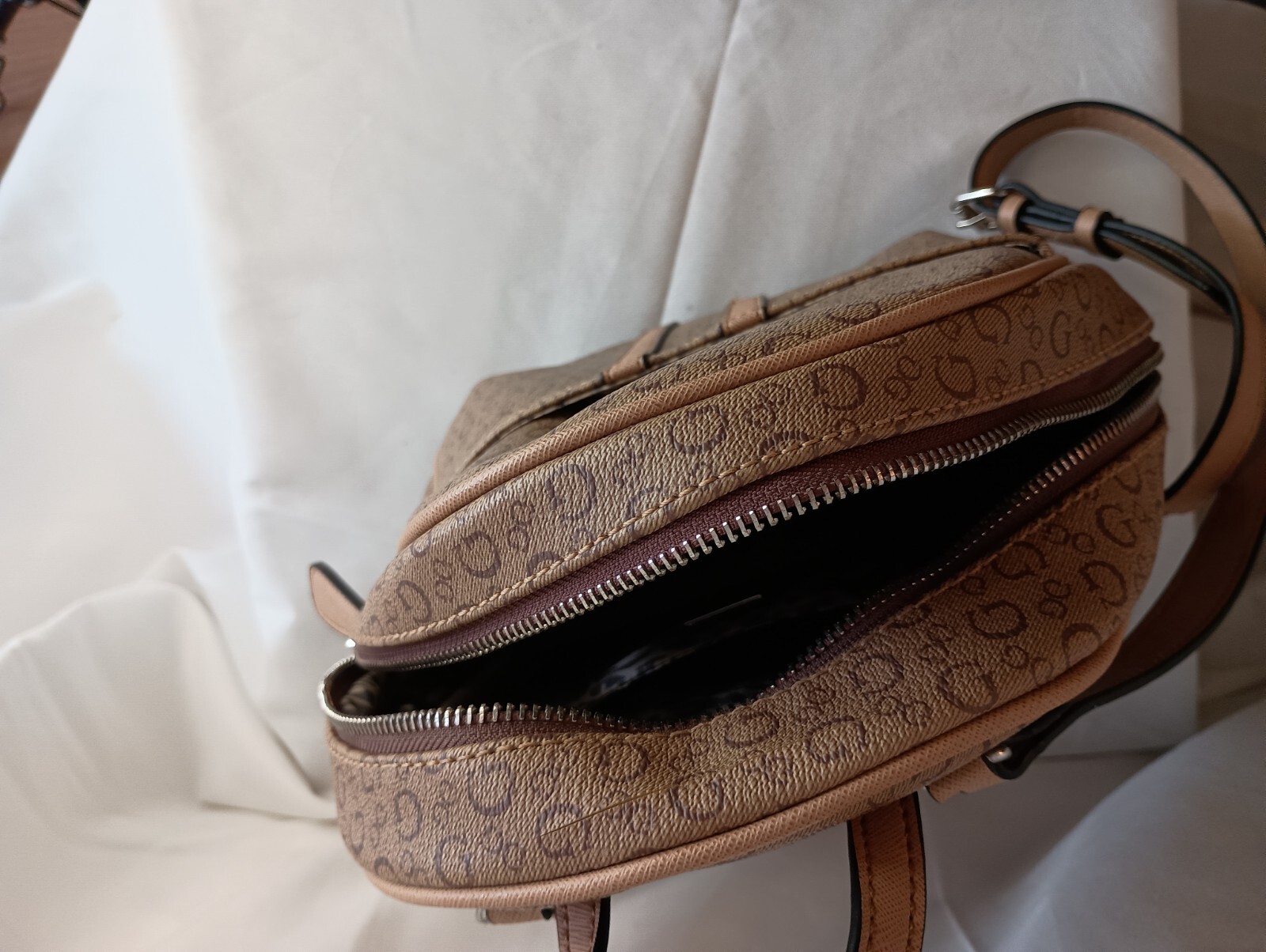 Guess Mini Backpack - image 3