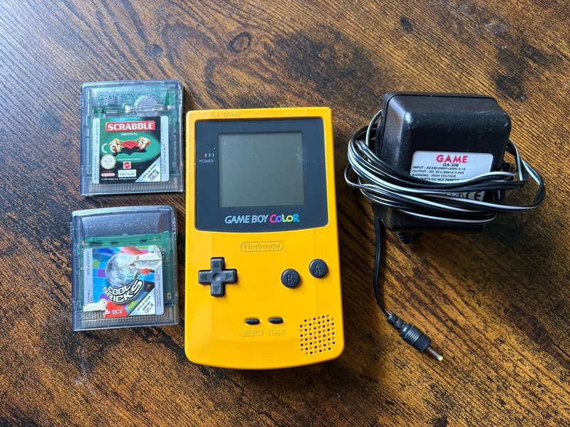 Nintendo Game Boy Color Yellow CGB-001