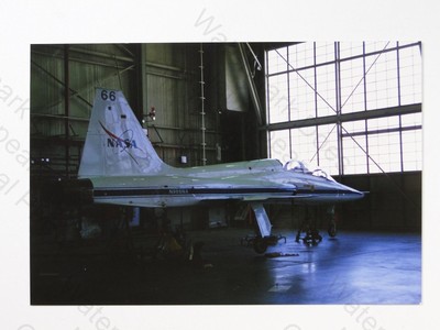 NASA Northrop T-38 TalonJet Flugzeug Hangar N966NA 1995 Vintage Foto