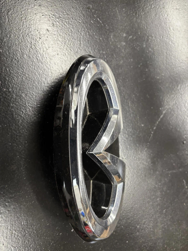 2014 infiniti q50 front grill emblem - Image 3 of 4