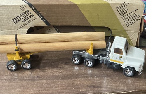 (Read) John Deere Heavy Duty Logging Truck 1:25 #8780 Ertl International, Wood - Picture 7 of 17