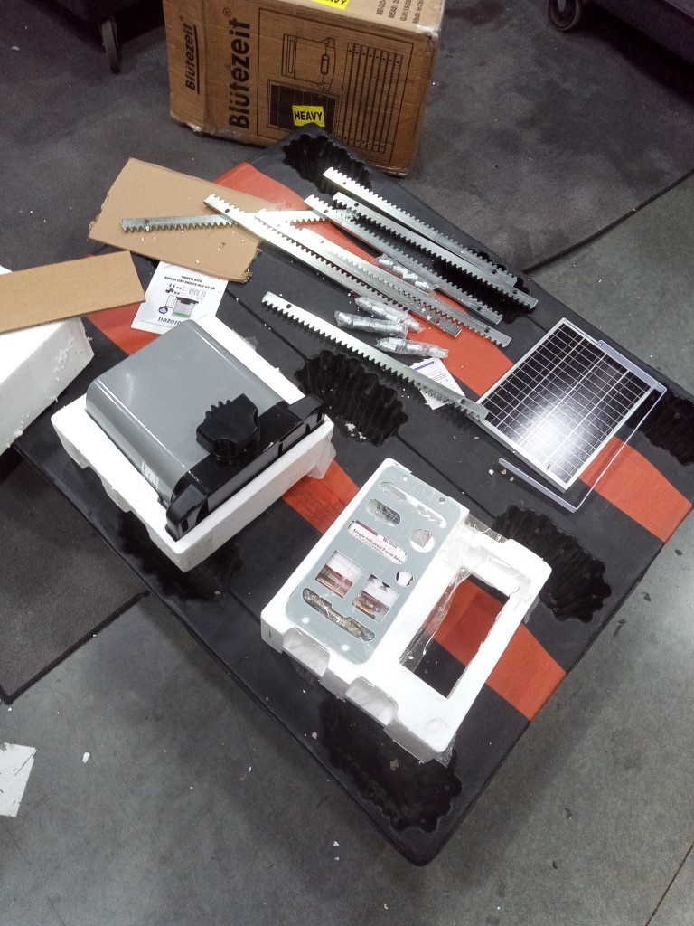 Blütezeit 1400lb Automatic Gate Opener 3-in-1 WiFi, Battery, Solar Panel- Used