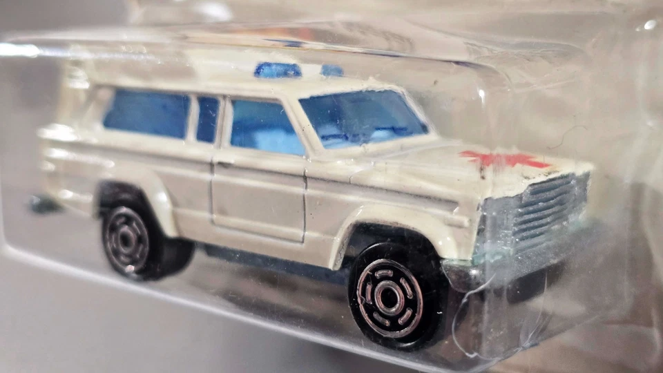 Ambulancia de colección Majorette Jeep Cherokee SJ Cruz Roja / #269 / Hecha en Francia Foto 4 de 4