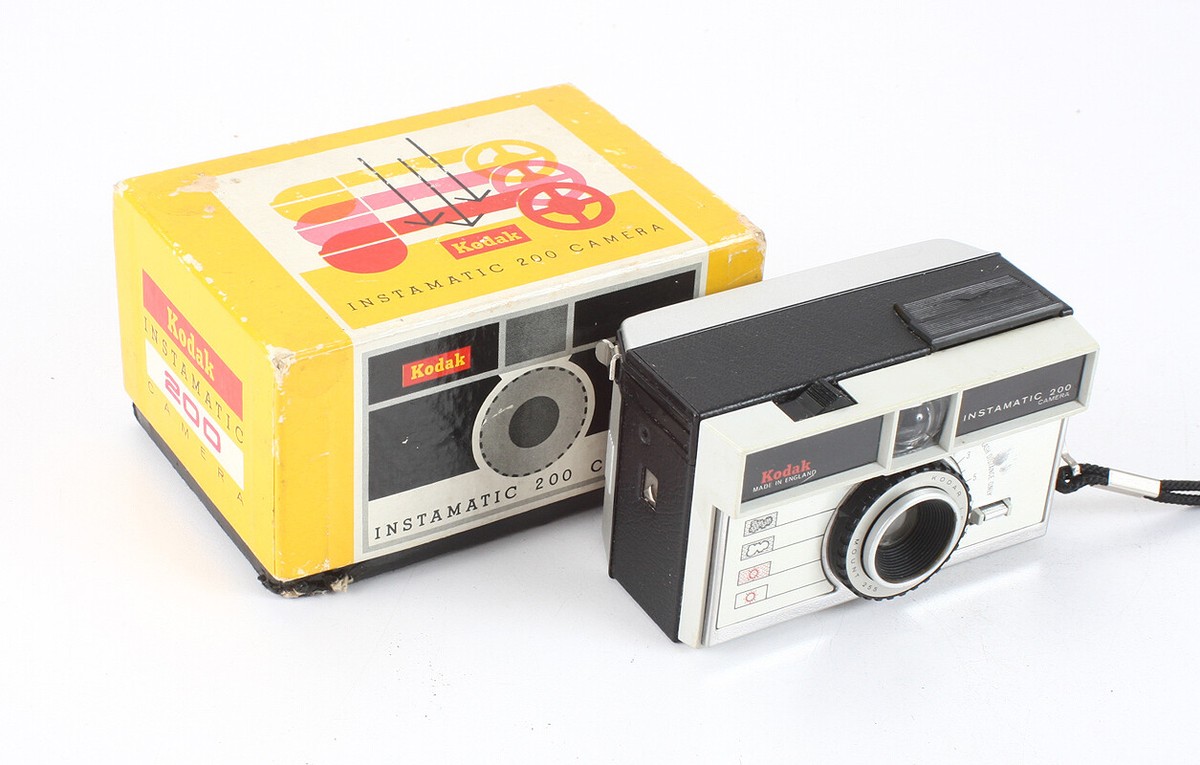 KODAK LONDON INSTAMATIC 200, BOXED, CORRODED BATTERIES STUCK  INSIDE/cks/198651