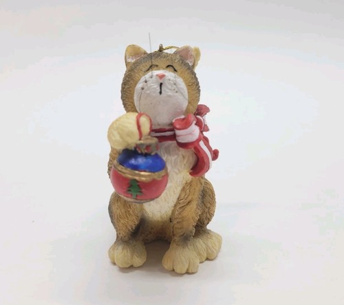 Raz Weihnachtsschmuck Deb Strain Orange Ingwer Katze mit rotem Ornament 3 Zoll - Bild 2 von 8