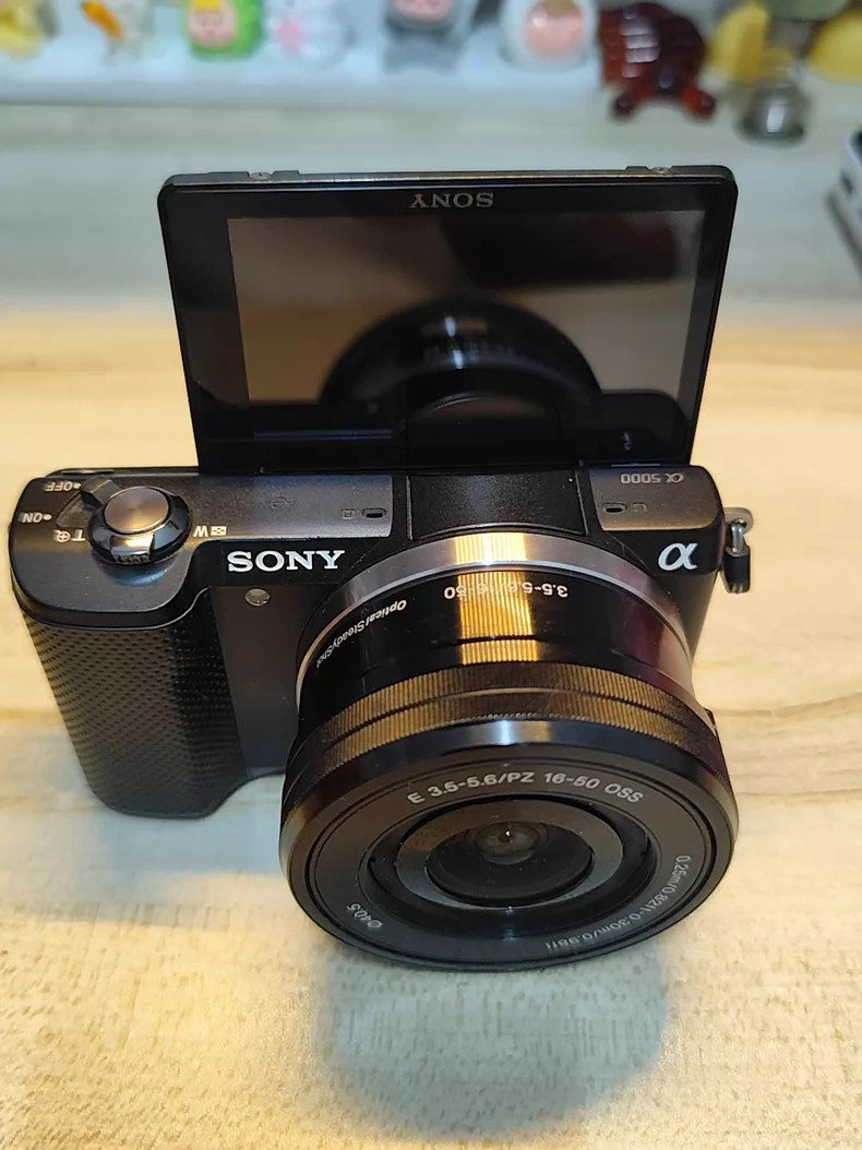 Sony Alpha a5000 20.1MP Flip Screen Mirrorless 16-50mm Lens