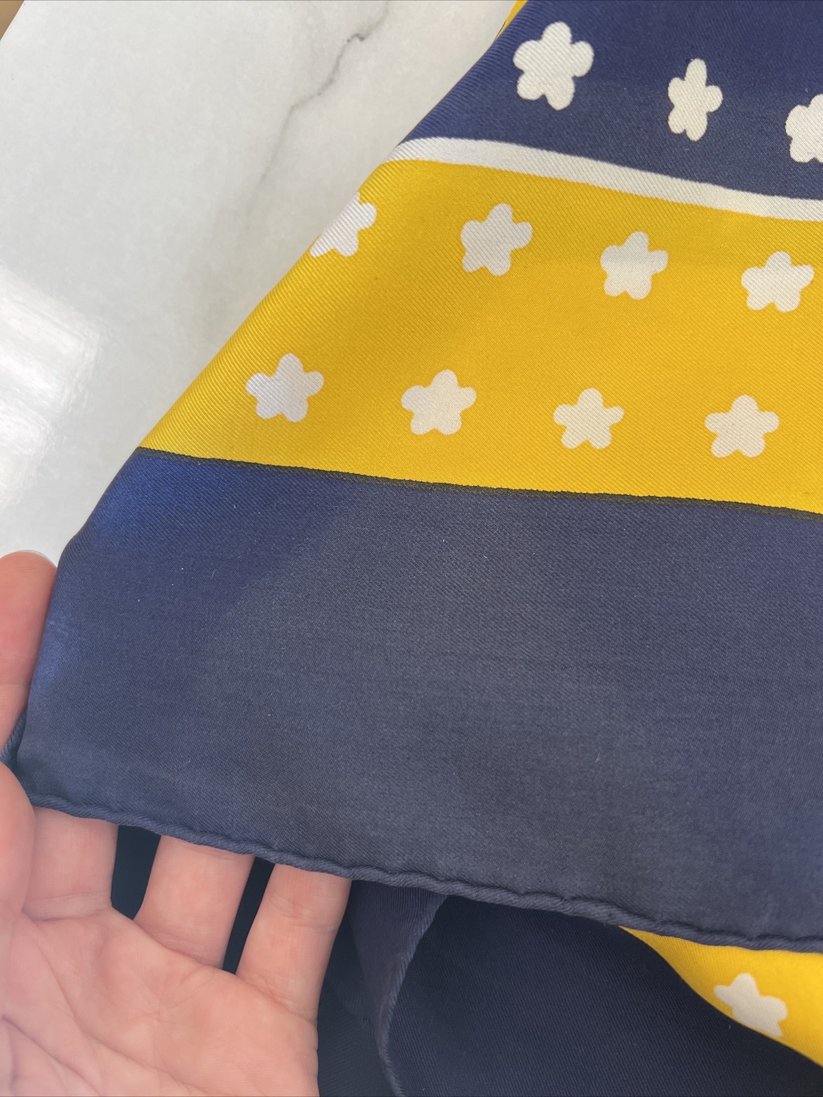 Sciarpa in twill YVES SAINT LAURENT blu navy giallo stampa piccoli fiori seta