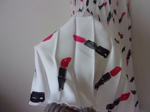 Yan Neo London White Demi Lipstick Print Pleated Asymmetric Skirt Size: UK 16 - Picture 6 of 10