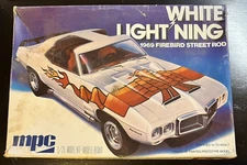 WHITE LIGHTNING 1969 PONTIAC FIREBIRD STREET ROD 1/25 MPCkit new in original box